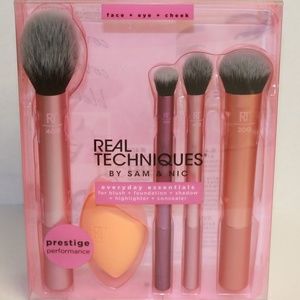 REAL TECHNIQUES BRUSH SET - EVERYDAY ESSENTIALS